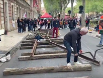 Les cheminots déploient une voie ferrée devant la préfecture de Perpignan.