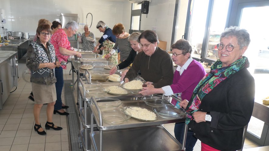 Les bénévoles en cuisine ont régalé les papilles des 120 participants au repas.