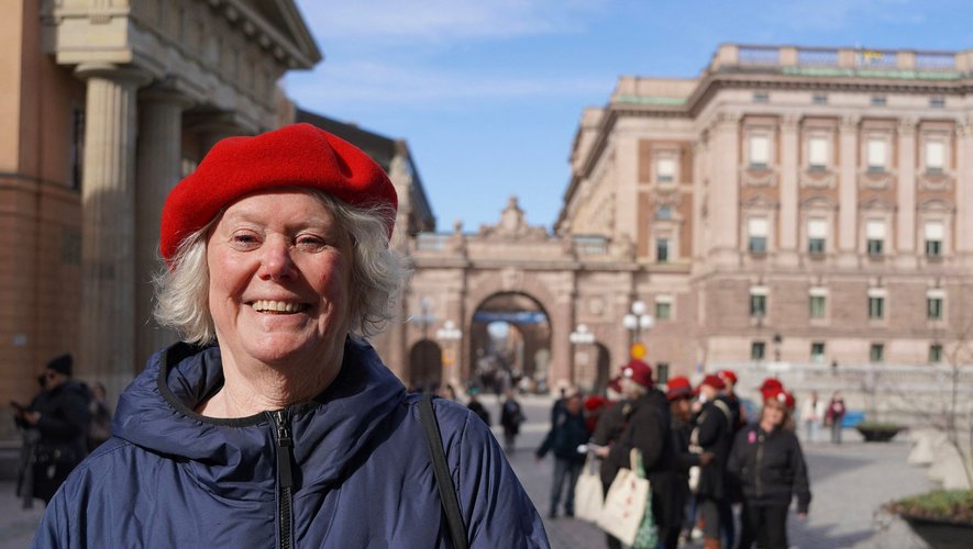 Coiffées de bonnets rouges symboliques, des mamies de la "Tantpatrullen" ("la patrouille des vieilles dames") se réunissent tous les jeudis de la belle saison sur les pavés de la vieille ville de Stockholm, en face du Parlement.