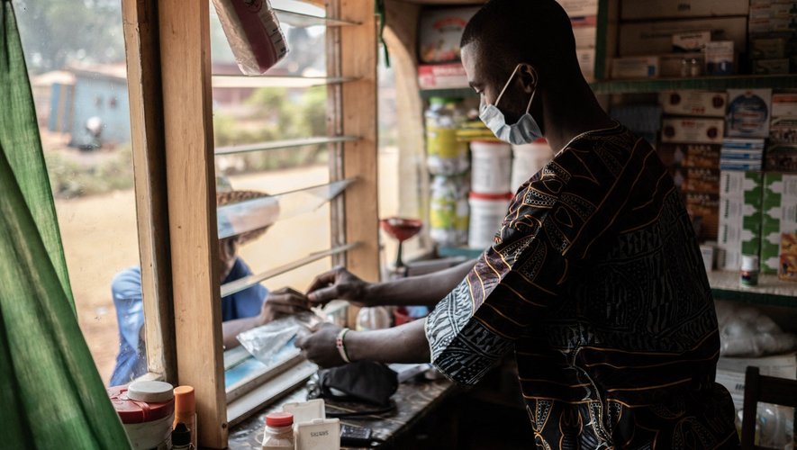 Ces pharmacies informelles sont vitales pour la population la plus pauvre de ce pays d’Afrique centrale, le deuxième le moins développé au monde selon l’ONU.