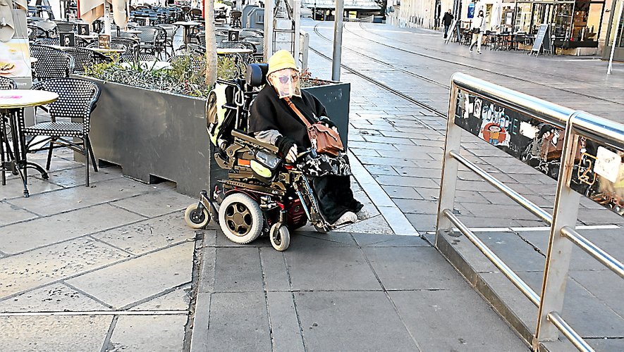 le Conseil estime que la France enfreint trois articles de la Charte des droits sociaux : empêchant les personnes en situation de handicap "d’accéder à une vie indépendante".