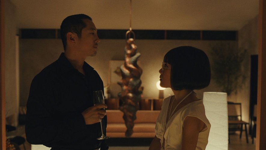Steven Yeun et Ali Wong tiennent les rôles principaux dans la série "Acharnés" sur Netflix.