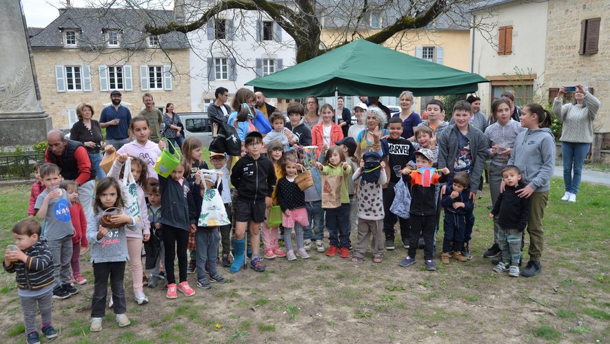 Plusieurs dizaines d’enfants ont couru dans le haut du village pour trouver les œufs de Pâques cachés par une équipe de bénévoles du comité des fêtes.