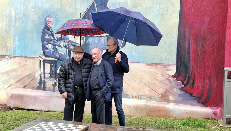 Le maire François Marty avec André Damon, à gauche, et Manu Cantos, au centre, lors de l’inauguration de la fresque.
