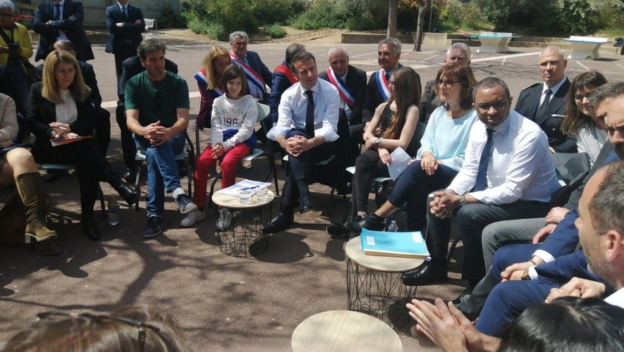 A Ganges, dans l'Hérault, Emmanuel Macron a rencontré des élèves, des professeurs et des parents, lors d'une table ronde.
