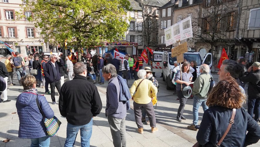 Une centaine de manifestants se sont mobilisés à Rodez ce jeudi.