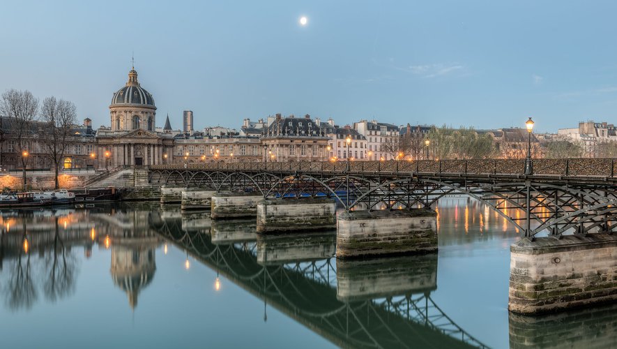 Des travaux sont en cours sur le Pont des Arts à Paris.