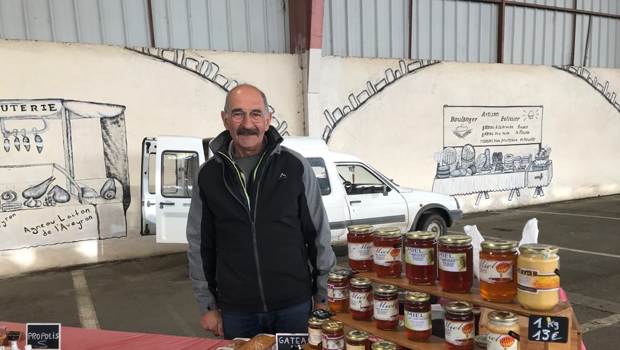 Jean-Marie Puech et son miel   au marché du samedi.