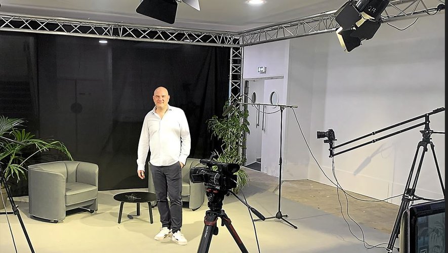 Directeur depuis quelques mois et le départ à la retraite du créateur de la société, Christophe Dorion propose un plateau de 25m2 (mobile si besoin) avec tout le matériel nécessaire afin d’enregistrer des vidéos.