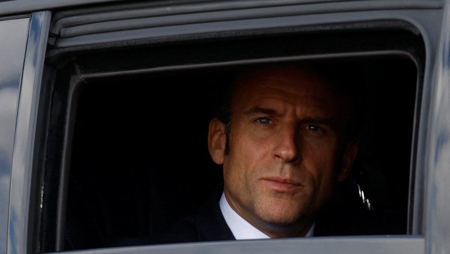 En déplacement ce mardi 25 avril à Vendôme, Emmanuel Macron n'a pas pris de bain de foule et est rentré en hélicoptère.