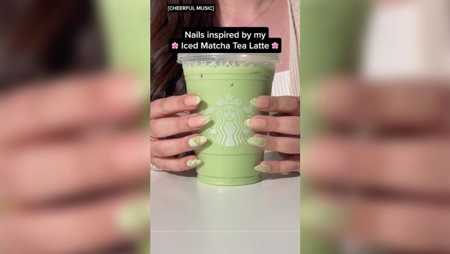 Les manucures matcha et matcha latte font l'unanimité sur les réseaux sociaux, s'imposant comme les couleurs de vernis à ongles de la saison.