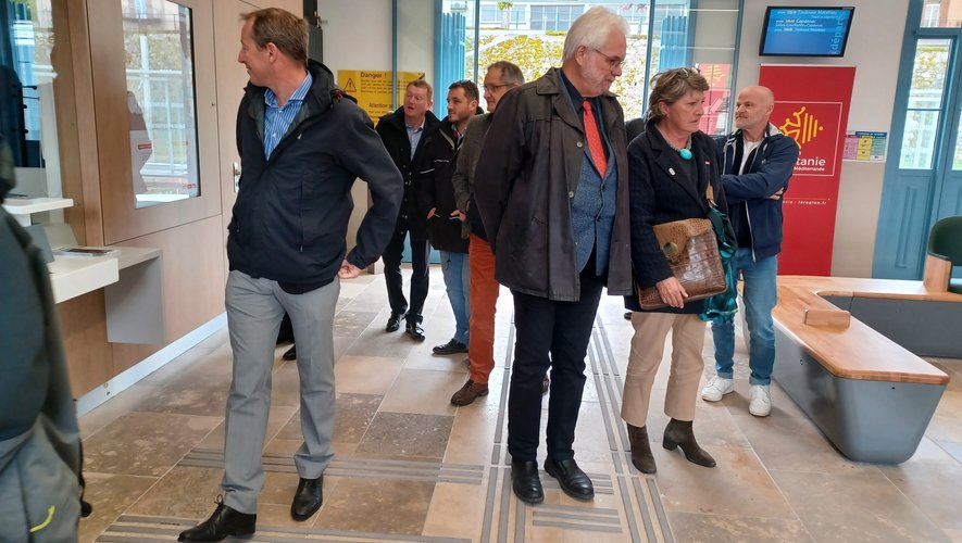 Les élus et responsables de la SNCF dans le hall de la gare relookée.