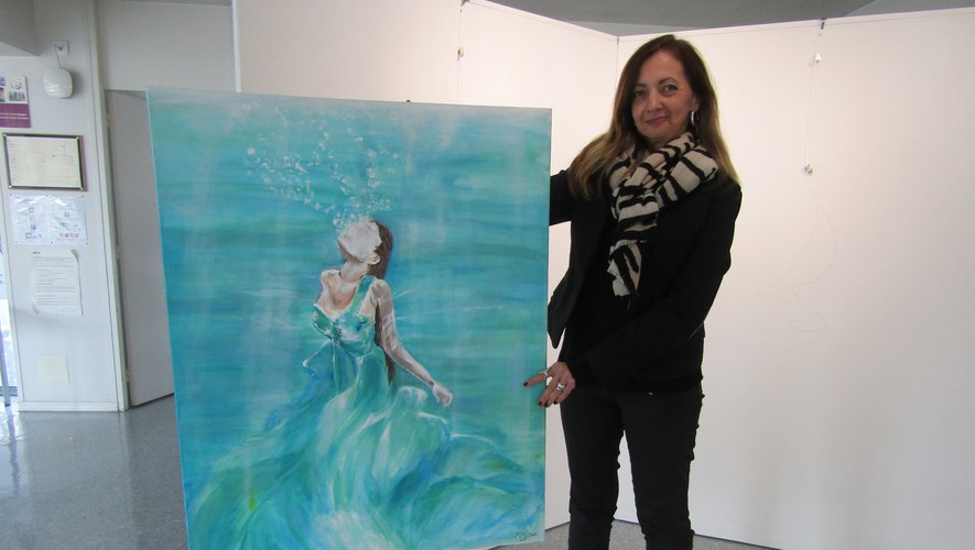 L’artiste-peintre Virginie Eche avec une de ses toiles.