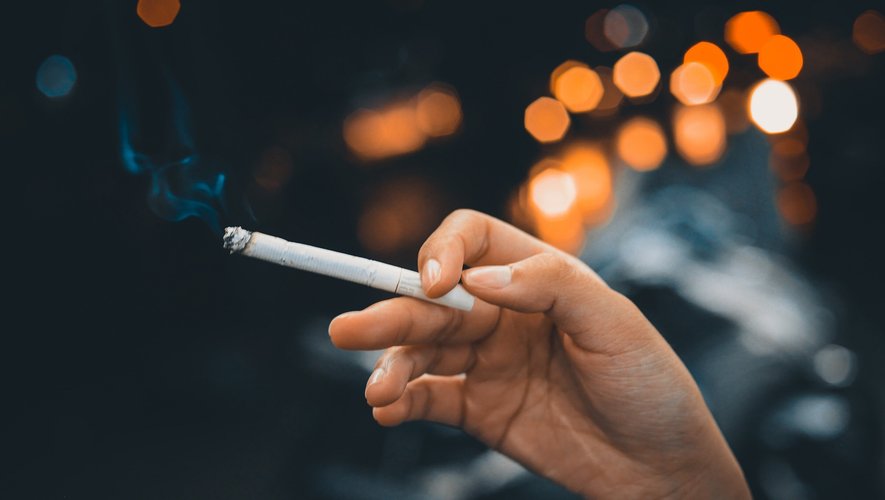 Seul un adulte sur neuf fumait en 2022, selon un sondage réalisé en 2022 auprès de plus de 27.000 Américains.