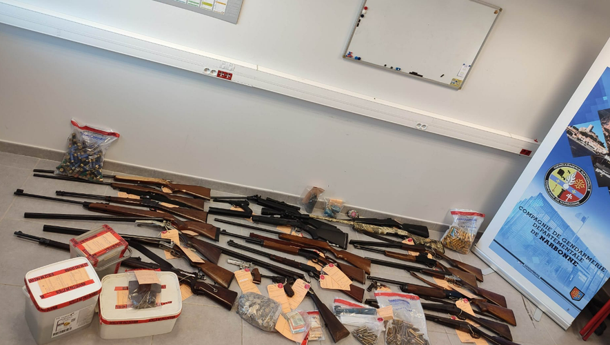 25 armes et près de 2 000 munitions ont été retrouvés chez les mis en cause.