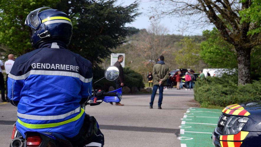 Les gendarmes, certains en motocross, avaient encerclé le site du Crédit Agricole sur le Causse comtal.