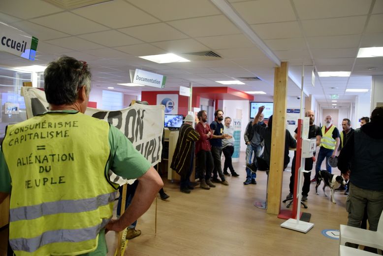 Les militants dans les locaux de Pôle Emploi.