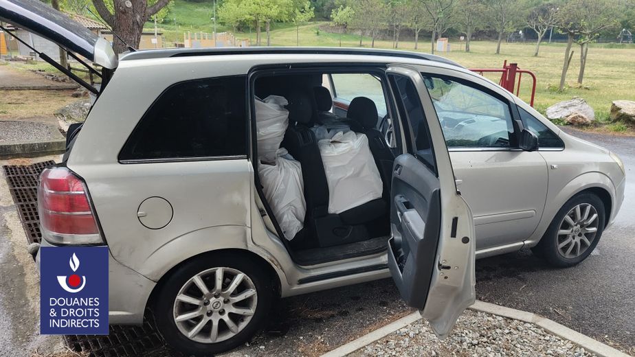 Le fuyard s'était garé sur un parking : les douaniers l'ont rapidement rattrapé.