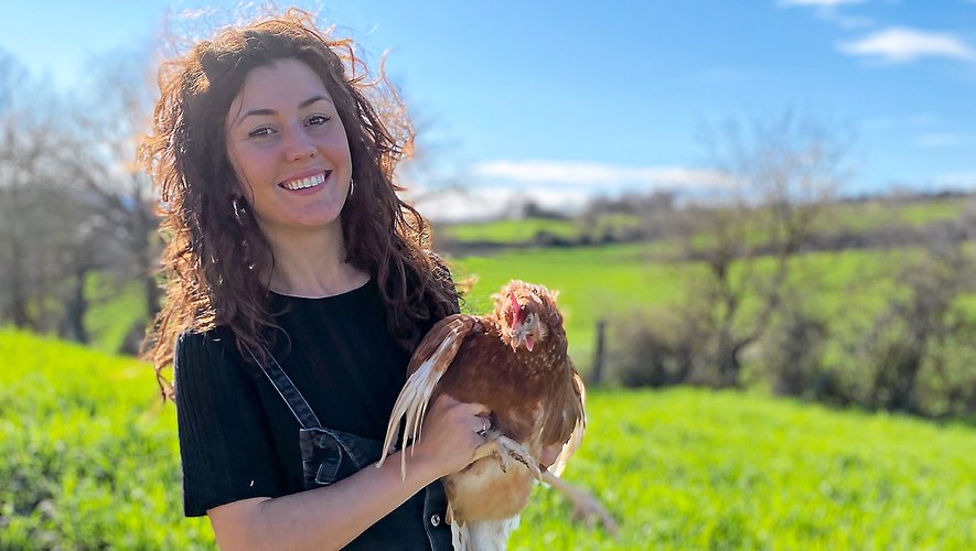 Delphine Chassaly a trouvé  un sens à sa vie au contact  de la nature avec ses poules dans sa ferme de Saint-Saturnin-de-Lenne.