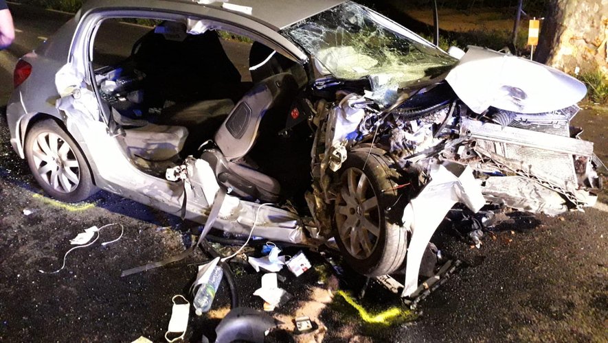 Les images sont effroyables, après l'accident ayant impliqué le véhicule seul, contre un platane.