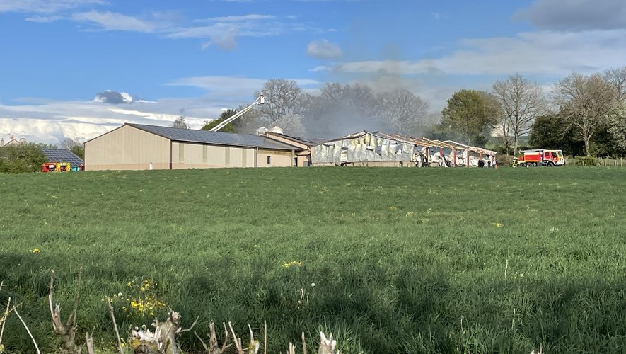 Un bâtiment agricole, abritant de nombreux bovins, est en feu depuis 15 h 50 à Canet-de-Salars.