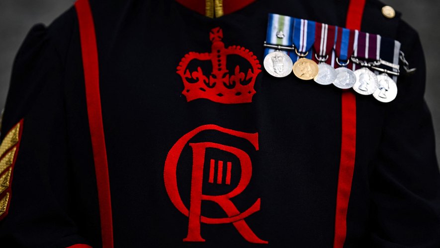 Le nouvel uniforme de Yeoman Warder avec l'insigne du roi Charles III de Grande-Bretagne avant son couronnement, lors de l'ouverture au public de la Tour de Londres.