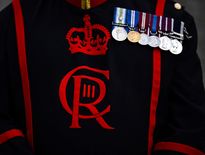 Le nouvel uniforme de Yeoman Warder avec l'insigne du roi Charles III de Grande-Bretagne avant son couronnement, lors de l'ouverture au public de la Tour de Londres.