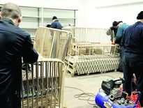 Des prisonniers russes au travail dans l’atelier de la prison.
