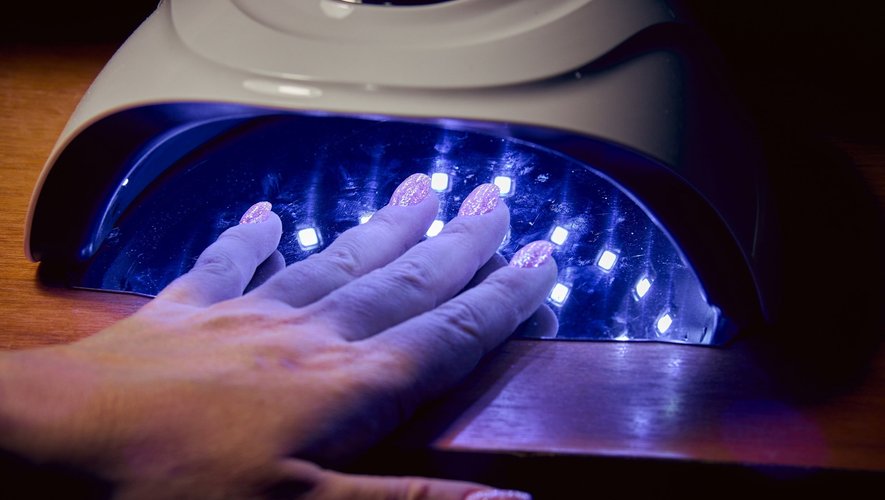 L'Académie nationale de médecine  recommande l'application d'une crème solaire sur les mains 20 minutes avant l'exposition des mains aux lampes UV/LED.