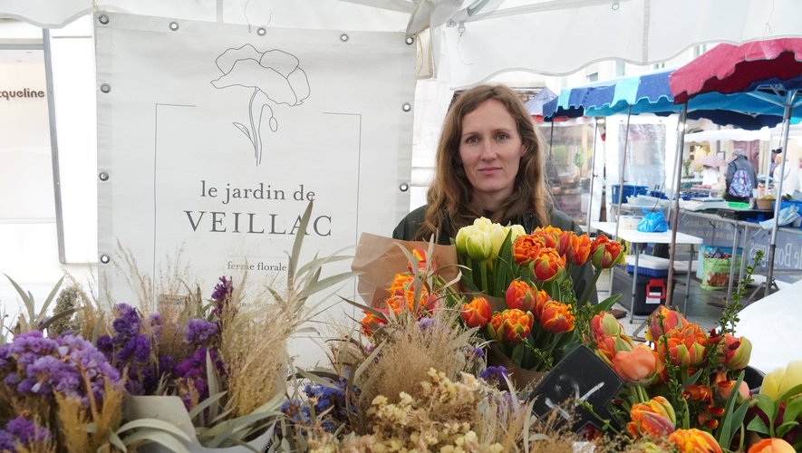 Camille Singla propose  des fleurs locales et de saison sur le marché.