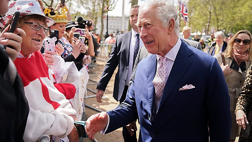 Le roi Charles III s’est offert un bain de foule près du palais de Buckingham vendredi 5 mai.