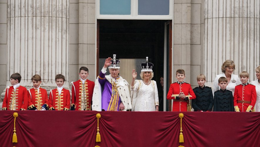 Acclamés par la foule massée derrière les grilles de Buckingham Palace, le roi Charles III et la reine Camilla ont eu droit à un rappel.