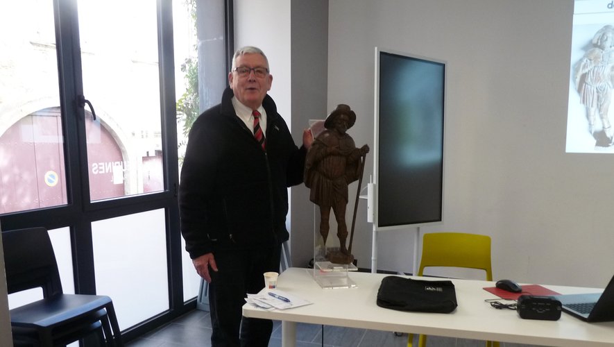 Jean-Pierre Augé a présenté la statuette de pèlerin achetéepour le fonds d’acquisition de la chapelle Saint-Jacques