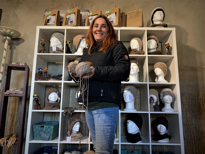 Ses toisons d'or sont transformées en des produits divers : gilets, pulls, bonnets...