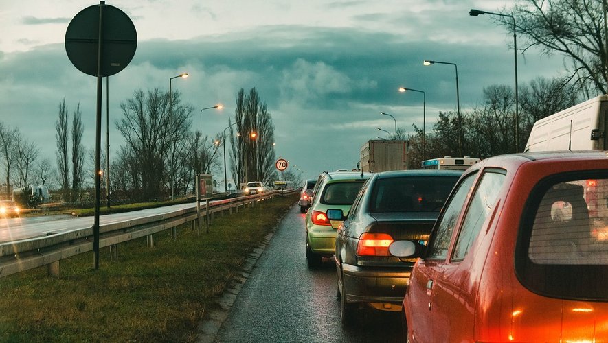 Depuis le 1er janvier 2023, 11 zones à faibles émissions ont été instaurées en France (ZFE), excluant les voitures les plus polluantes de la circulation.