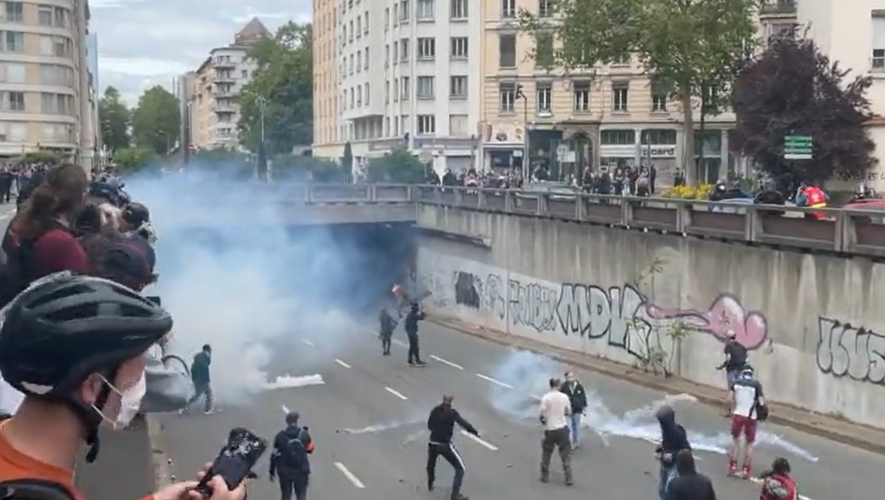 Affrontements entre quelques manifestants et les forces de l'ordre près du mémorial dans lequel s'est rendu Emmanuel Macron.