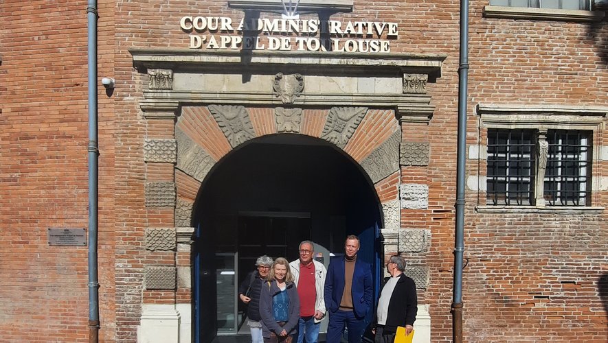 Les représentants de "Ranimons la cascade" devant la cour d’appel administrative de Toulouse.