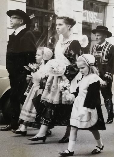 Gbriel Maison, sa fille aînée, reine des Bretons, avec la petite Anne-Marie, lors du défilé de la fête bretonne à Rodez en 1967.