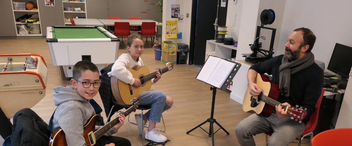 À Luc-la-Primaube, les jeunes découvrent différents instruments de musique à la MJC