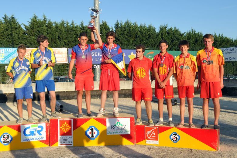 Antoine Dauban et Alexandre Guibert soulevant leur deuxième trophée de champions de France cadets, en août 2013 au Trauc.