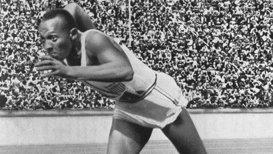 En août 1936 à Berlin, l'Américain Jesse Owens, 22 ans, était entrée dans la légende olympique en remportant quatre médailles d’or (100, 200, 4x100 m et saut en longueur). Un homme de couleur qui triomphait devant l’Allemagne nazie, sous les yeux d’Hitler, un symbole fort.