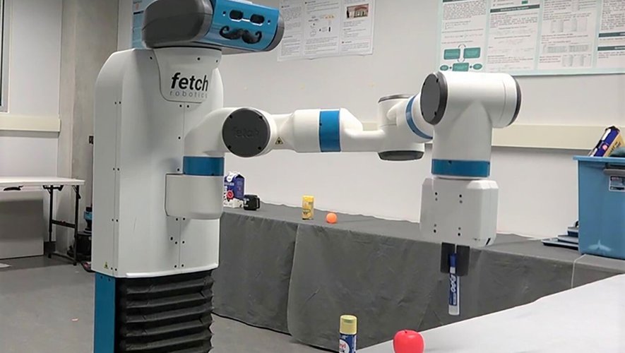 Ce robot a été programmé pour reconnaitre différents objets.