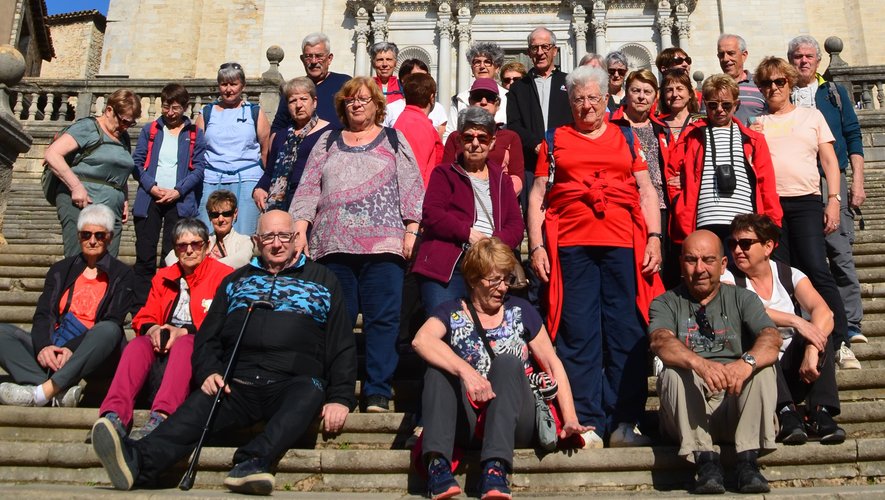 Les retraités actifs au pied de la cathédrale de Roses.