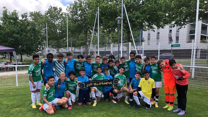 Les U12 fiers de leur club  lors du tournoi à Blagnac.