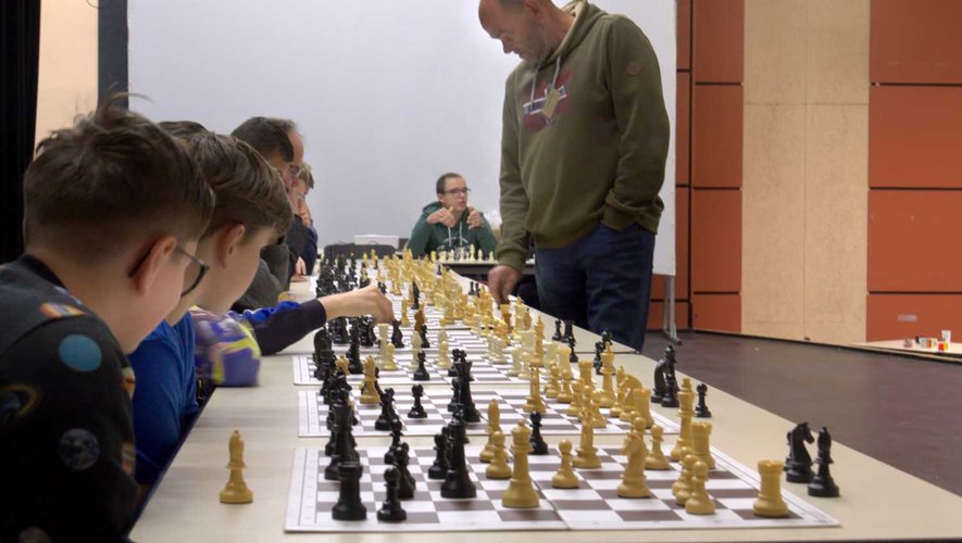 Challenge intense entre 15 joueurs d’échecs contre Dominique Leygue.