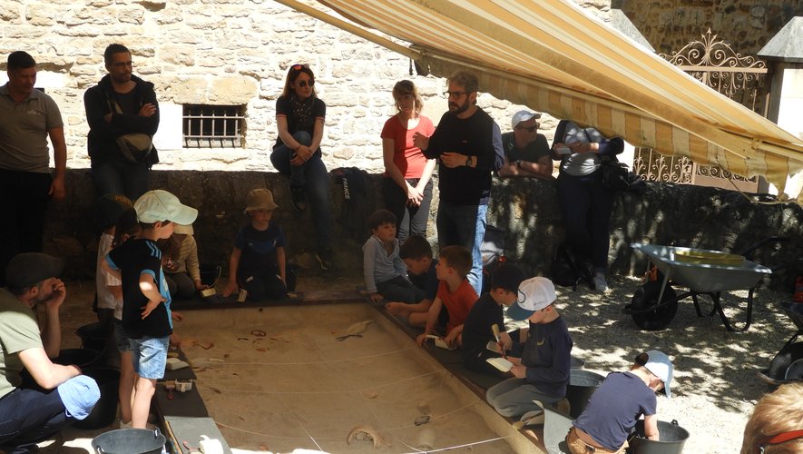 Alain Soubrié médiateur du musée de Montrozier explique avec passion la préhistoire aux enfants