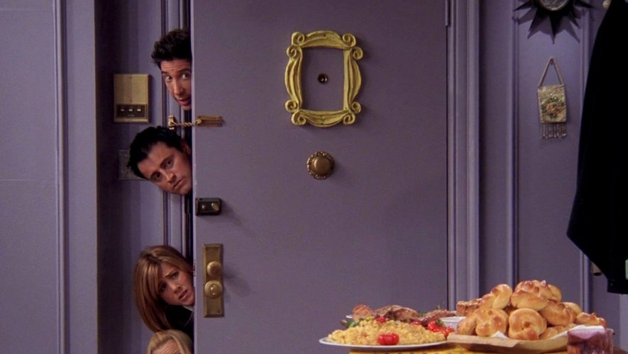 Sur TikTok, les utilisateurs se filment en réalisant eux-mêmes leur version de la porte d'entrée violette culte de "Friends".