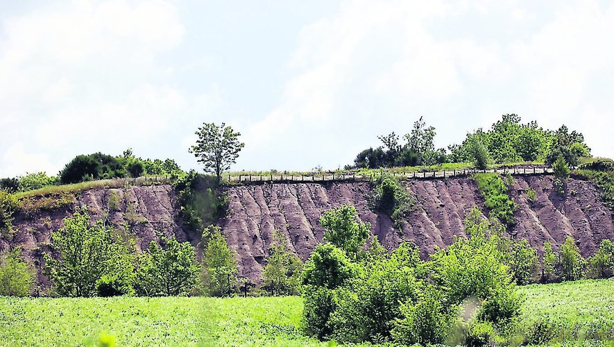 Sur les hauteurs de Figeac, à proximité du secteur des Crêtes et des communes de Camburat et de Planioles, les stigmates de l’exploitation d’anciennes mines de plomb et de zinc sont encore visibles     JCB.