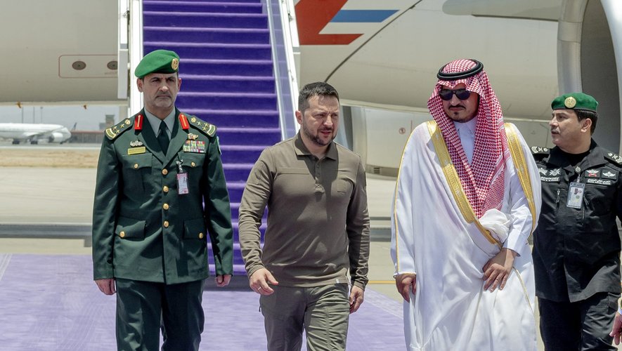L'arrivée de Volodymyr Zelenski au sommet de Djeddah en Arabie saoudite ce vendredi.