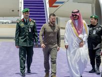 L'arrivée de Volodymyr Zelenski au sommet de Djeddah en Arabie saoudite ce vendredi.